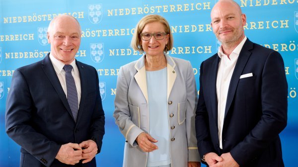 Pressefoto1 C NLK Pfeiffer Drei Personen stehen vor eine Standsystem mit ganz vielen Niederösterreich-Schriftzügen