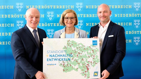 Pressefoto3 C NLK Pfeiffer Drei Personen halten Tafel mit Schriftzug Standorte nachhaltig entwickeln und einer NÖ Karte in die Kamera