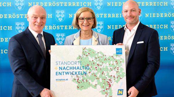 Drei Personen halten Tafel mit Schriftzug Standorte nachhaltig entwickeln und einer NÖ Karte in die Kamera