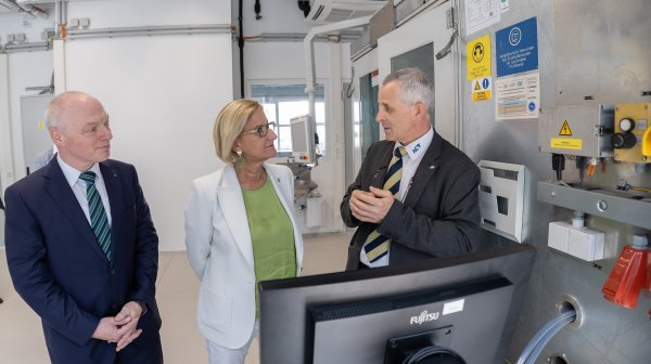 Pressefoto Eroeffnung Technikum 4 Daniel Hinterramskogler Drei Personen stehen in einem Labor im TFZ Wiener Neustadt