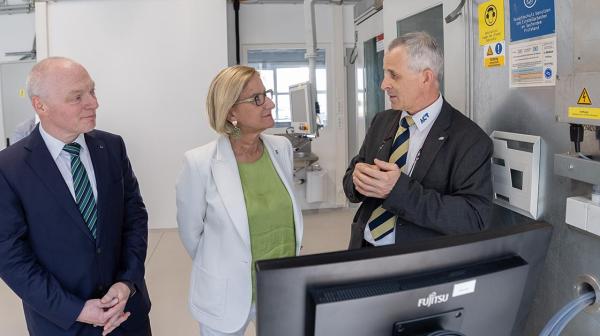 Drei Personen stehen in einem Labor im TFZ Wiener Neustadt