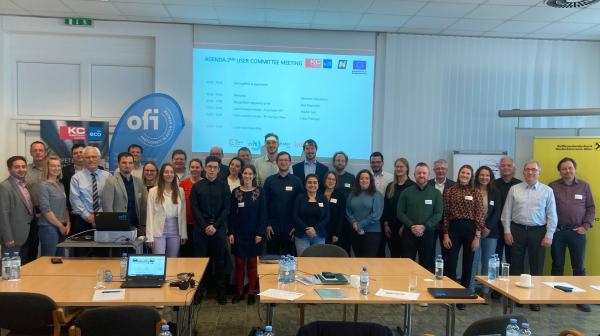 Gruppenfoto der Teilnehmerinnen und Teilnehmer im Meetingraum