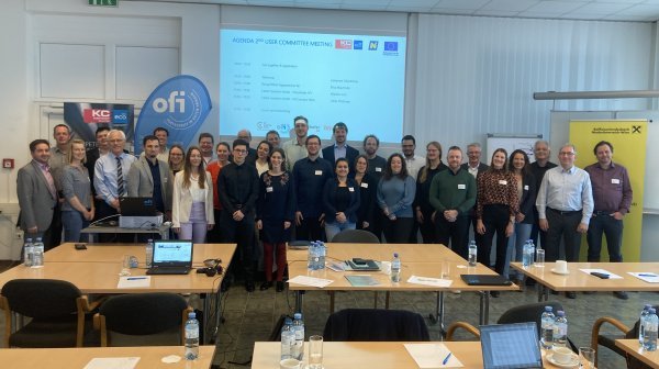 Gruppenfoto der Teilnehmerinnen und Teilnehmer im Meetingraum