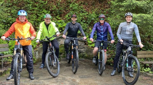 fünf Personen auf ihren MTB-Rädern 