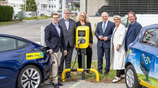 ÖAMTC Epower Und Ecoplus Ecocenter Im IZ NÖ Süd Gruppenfoto (C)Christian Husar Gruppenfoto bei der E-Ladestation