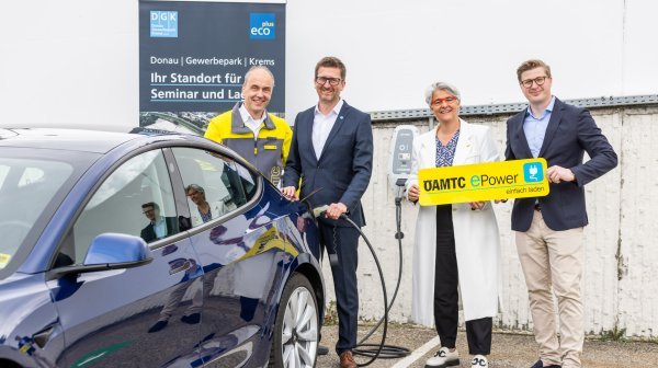 ÖAMTC Epower Donau Gewerbepark Krems Kuderna Zellhofer Kral Dapeci (C)Christian Husar Gruppenfoto bei der E-Ladestation