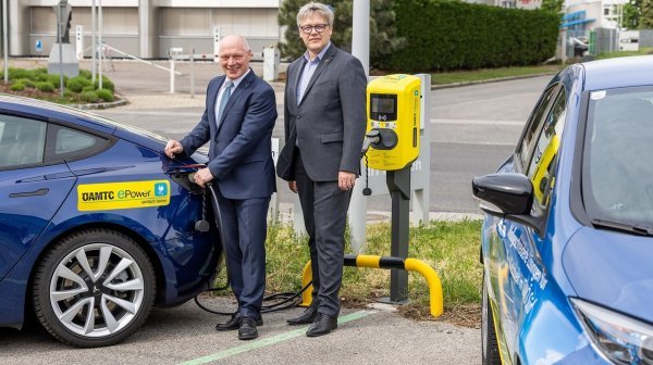 ÖAMTC Epower Und Ecoplus Ecocenter Im IZ NÖ Süd Miernicki Und Kloboucnik 2 (C)Christian Husar Zwei Personen beim E-Auto