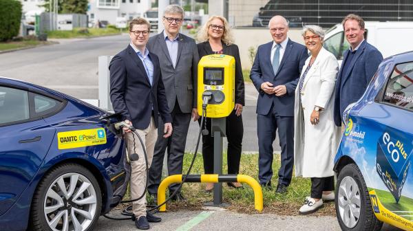 Gruppenfoto bei der E-Ladestation
