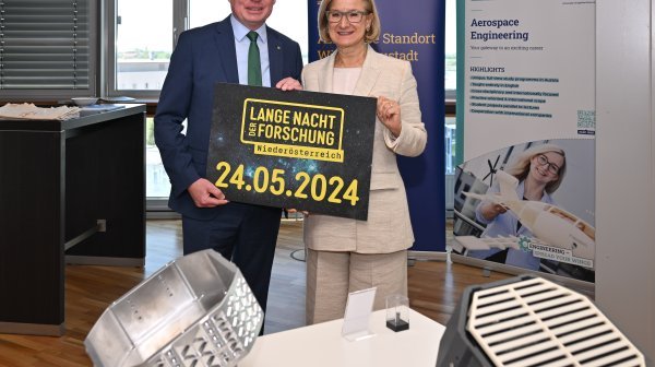 LH Mikl-Leitner und LH-Stv. Pernkopf halten Plakat