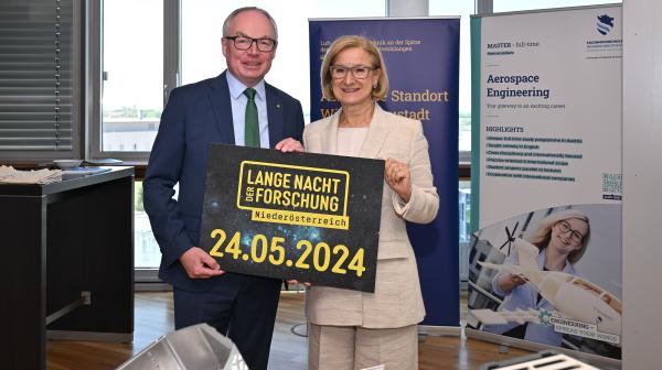 LH Mikl-Leitner und LH-Stv. Pernkopf halten Plakat