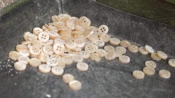 viele weiße Knöpfe