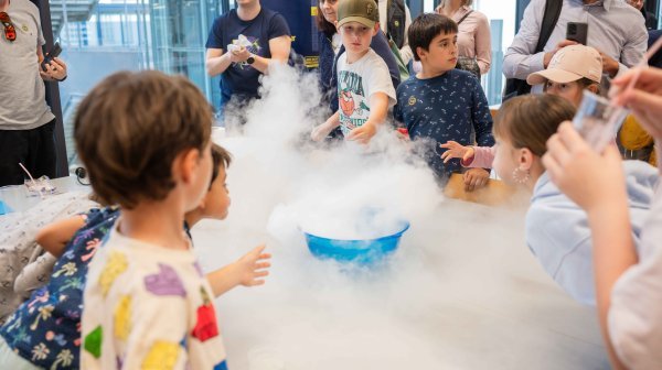 Pressefoto2 C Skokanitsch Fotografie Experiment mit Trockeneis mit begeisterten Kindern