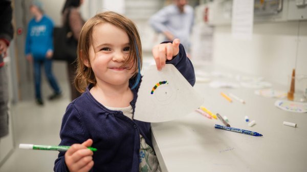 Pressefoto3 C Skokanitsch Fotografie Ein Mädchen beim Experimentierten an einer Station auf der LNF in Krems