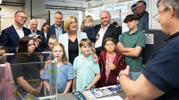 Pressefoto 1 LH Besuch LNF WN C NLK Pfeffer Viele Besucher bei der Langen Nacht der Forschung in Wiener Neustadt