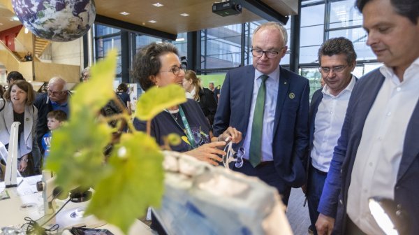 Technopolprogramm Niederösterreich - Frau mit Mikroskop und großem Bildschirm