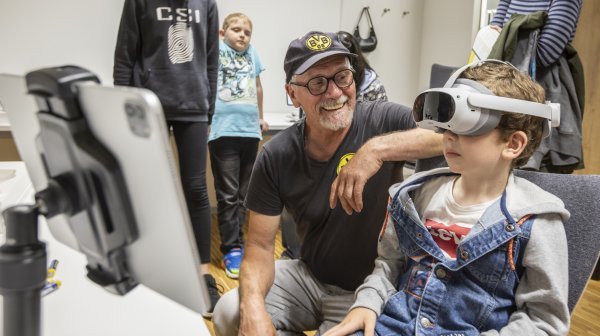 Technopolprogramm Niederösterreich - Frau mit Mikroskop und großem Bildschirm