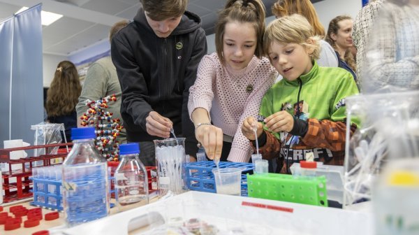 Technopolprogramm Niederösterreich - Frau mit Mikroskop und großem Bildschirm