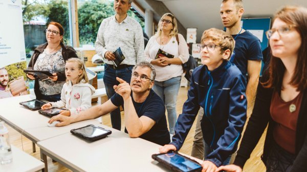 Besucherinnen und Besucher bei der Langen Nacht der Forschung am Technopol Wieselburg 