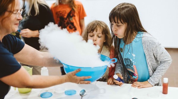 Pressefoto3 C Schafranek Besucherinnen und Besucher bei der Langen Nacht der Forschung am Technopol Wieselburg bei einem Experiment mit Kalteis