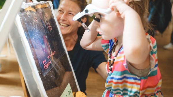 Ein kleines Mädchen probiert 3D Brille