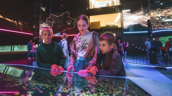 Lange Nacht der Forschung im Haus der Digitalisierung mit staunenden Kindern