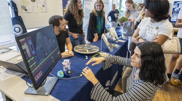 Technopolprogramm Niederösterreich - Frau mit Mikroskop und großem Bildschirm