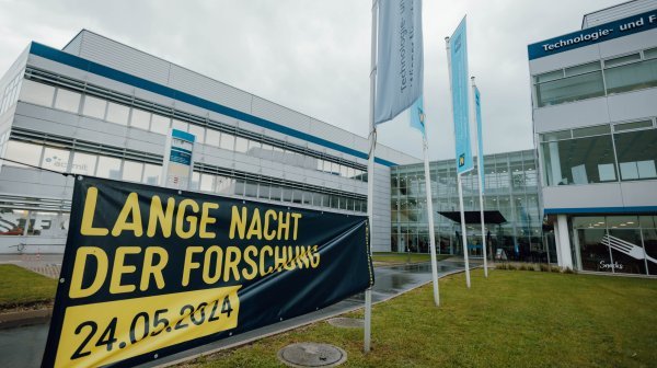 LNF Michael Meindl 2024 05 24 0012 Beschilderung Lange Nacht der Forschung vor TFZ Wiener Neustadt