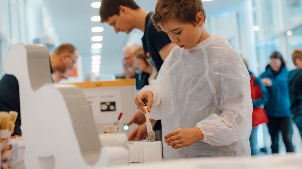 LNF Michael Meindl 2024 05 24 0018 Bursch bei einer Station der Langen Nacht der Forschung in Wiener Neustadt