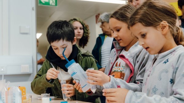 LNF Michael Meindl 2024 05 24 0036 diverse Kinder bei einer Station der Langen Nacht der Forschung in Wiener Neustadt