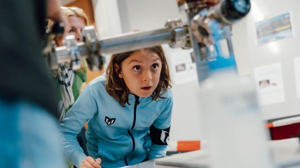 ein staunendes Mädchen bei einer Versuchsvorführung