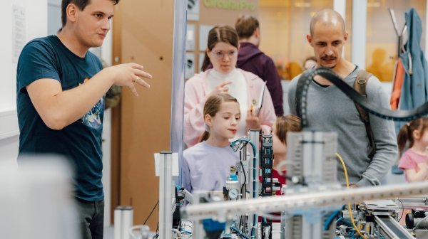 LNF Michael Meindl 2024 05 24 0221 Forscher erklärt den Besuchern etwas bei einer Mitmach-Station