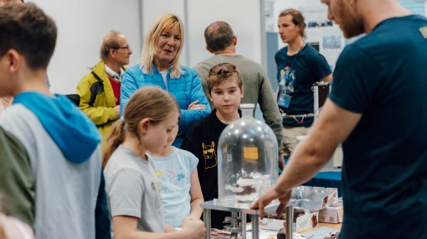 LNF Michael Meindl 2024 05 24 0233 Forscher erklärt den Besuchern etwas bei einer Mitmach-Station