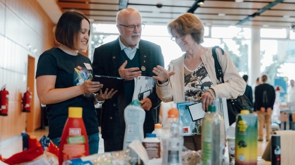 Drei Personen bei Forschungsstand