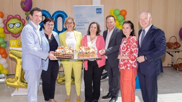 Gruppenfoto mit sieben Personen im IZIBIZI kids corner