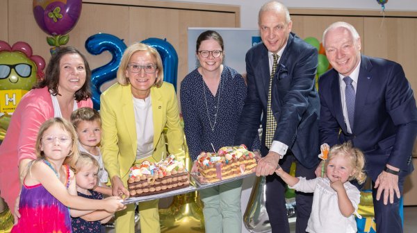 Gruppenfoto mit Erwachsenen und Kindern im Kindergaren IZIBIZI kids corner