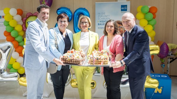 Fünf Personen halten bunte Torten im Kindergarten IZIBIZI kids corner