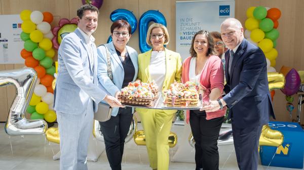 Fünf Personen halten bunte Torten im IZIBIZI kids corner