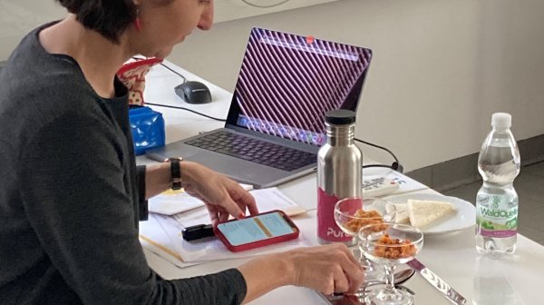 Person sitzt am Schreibtisch