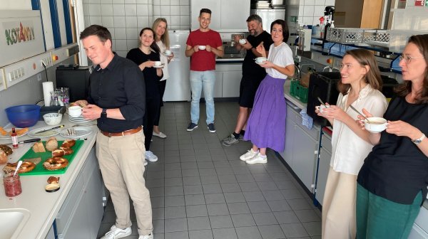 Mehrere Personen stehen in Küche