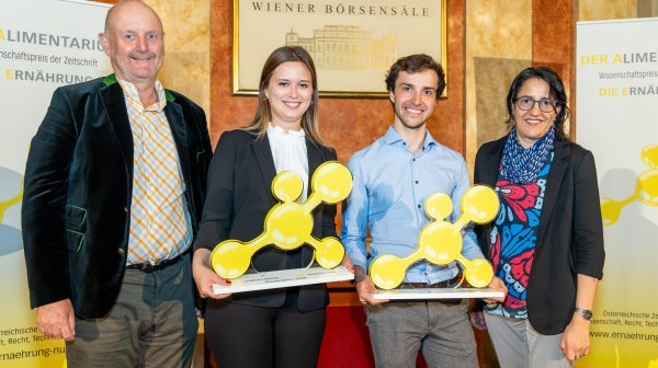 Vier Personen mit Preis