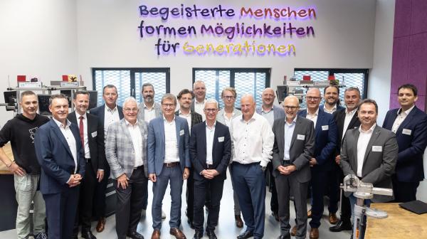Drohneaufnahme: Gruppenfoto von ecoplus MitarbeiterInnen von oben