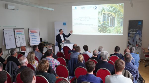Mann hält Präsentation vor Publikum