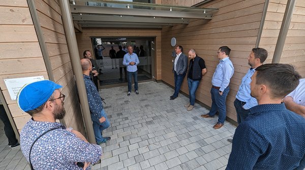 Exkursionsteilnehmer zu Holzgraf von Alpenland