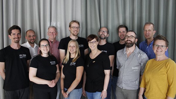 Gruppenfoto des Projektteams mit 12 Personen