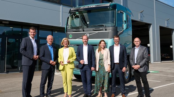 Gruppenfoto vor einem Volvo-LKW