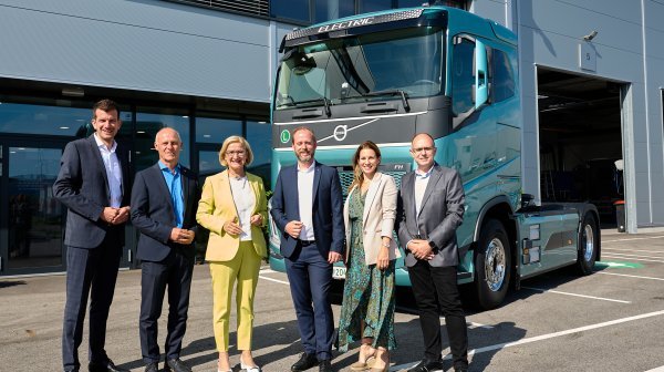 Kleineres Gruppenfoto vor Volvo LKW
