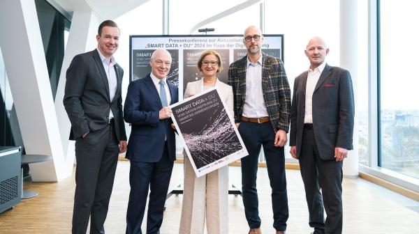 Gruppenfoto mit fünf Personen