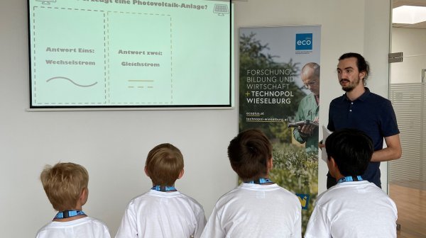 Kurs Mikonetze Vier Kinder hören Vortragendem zu