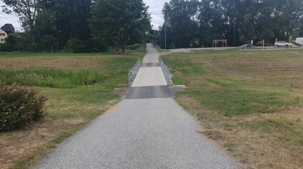 ein Radweg verläuft durch eine Wiese