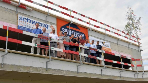 Großes Gruppenfoto vor Rohbau - anlässlich Gleichenfeier Firma Schweng
